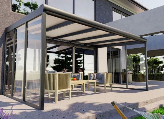 Zadaszenie tarasu z boczną ścianą z montażem