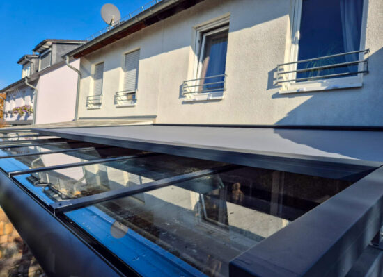 mit_markise2 Zadaszenie tarasu z markizą z montażem